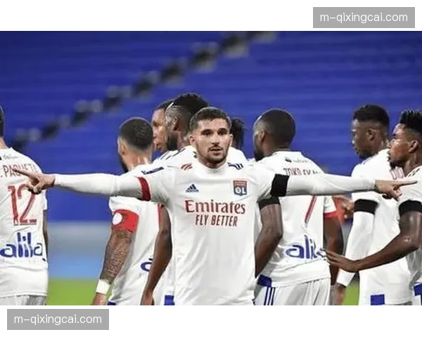 终场哨响，巴黎主场球迷沉默目送里昂球员庆祝关键胜利